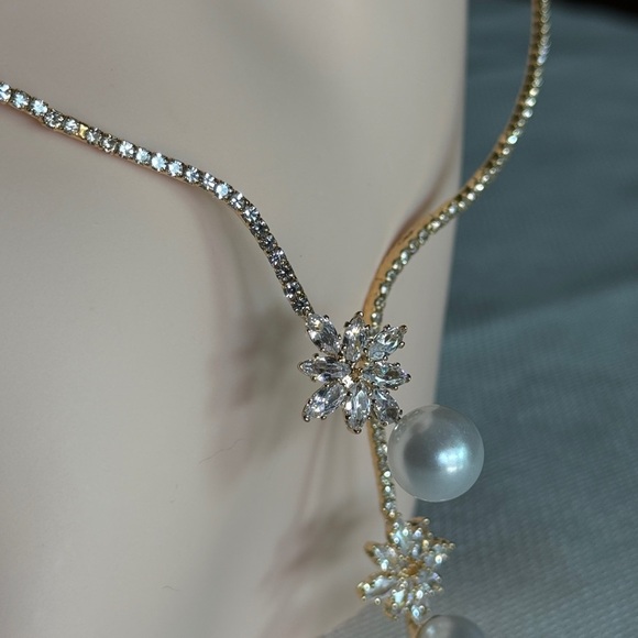 Elegant Gold Necklace with White Pearl and Crystals ⚜️💕 - Picture 5 of 7